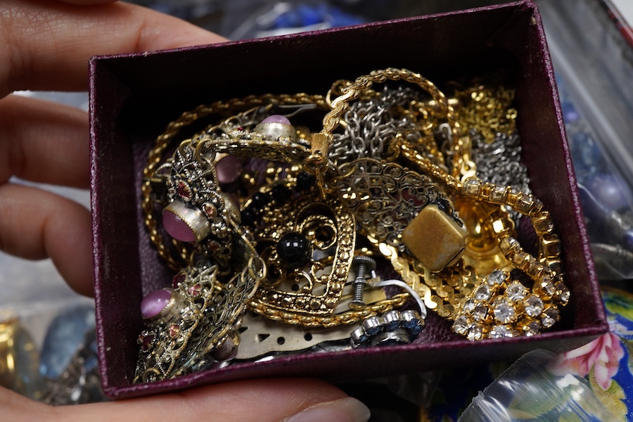 A small quantity of assorted costume jewellery.